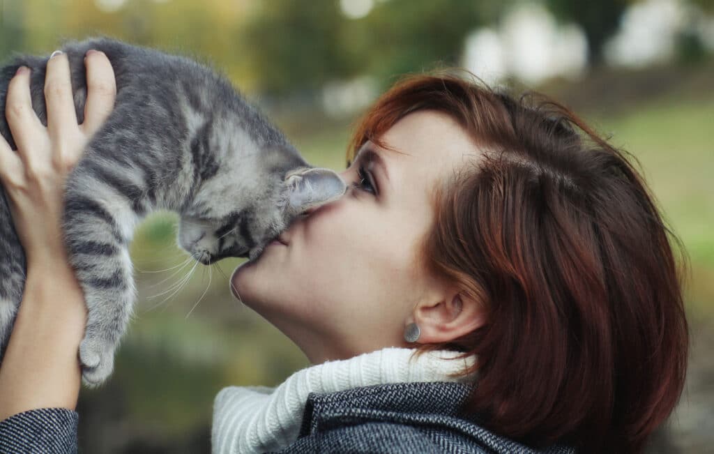 Kot to nie prezent - dlaczego nie adoptować kota na święta? 2 Dziewczyna z kotem